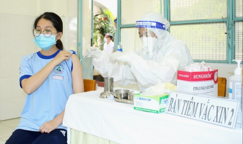Trẻ từ 12-17 tuổi ở TP.HCM đang ti&ecirc;m vaccine ngừa COVID-19 mũi 1