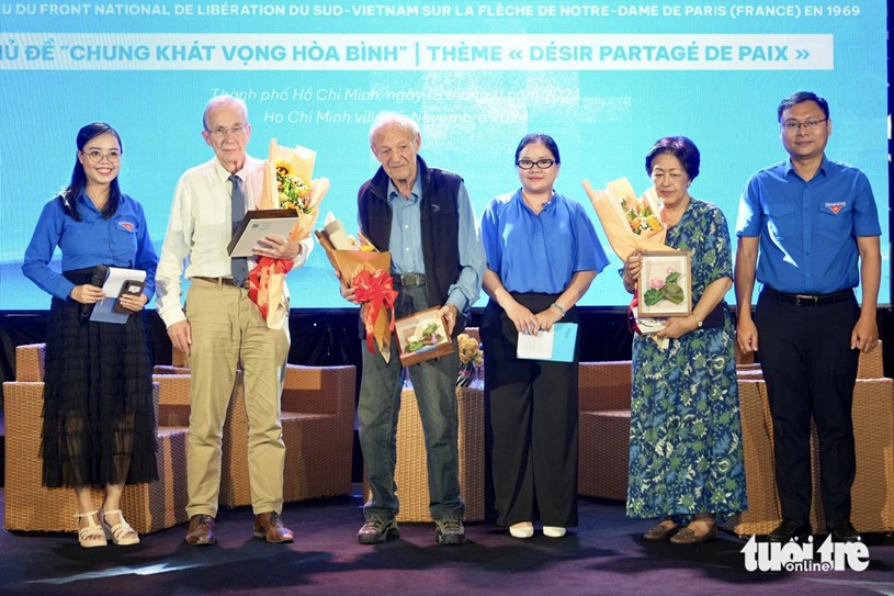 Thanh ni&#234;n TP.HCM giao lưu c&#249;ng hai người treo cờ Việt Nam tr&#234;n nh&#224; thờ Đức B&#224; Paris - Ảnh 1