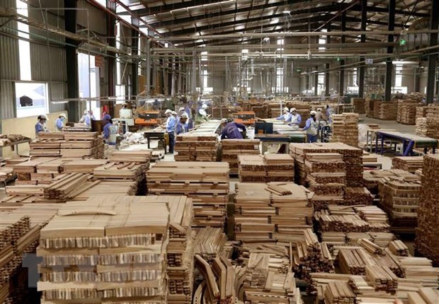 Sản xuất sản phẩm đồ gỗ xuất khẩu sang thị trường EU của C&ocirc;ng ty CP WOODSLAND Tuy&ecirc;n Quang. (Ảnh: Vũ Sinh/TTXVN)
