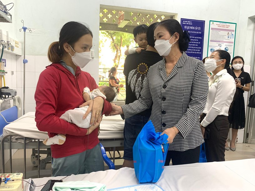 B&agrave; Trương Thị &Aacute;nh, Ph&oacute; chủ tịch Ủy ban Trung ương MTTQ Việt Nam đến trao tặng sữa cho c&aacute;c em thiếu nhi c&oacute; ho&agrave;n cảnh kh&oacute; khăn tại Bệnh viện Nhi đồng 1