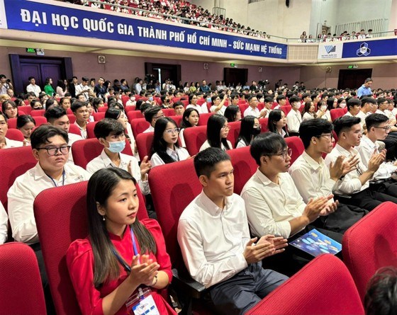 Sinh vi&ecirc;n c&aacute;c trường thuộc Đại học Quốc gia TPHCM lắng nghe những chia sẻ của Thủ tướng Phạm Minh Ch&iacute;nh. Ảnh: VIỆT DŨNG