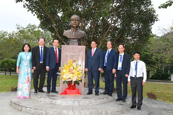Thủ tướng Phạm Minh Ch&iacute;nh b&ecirc;n Tượng cố Thủ tướng V&otilde; Văn Kiệt tại Đại học Quốc gia TPHCM. Ảnh: VIỆT DŨNG