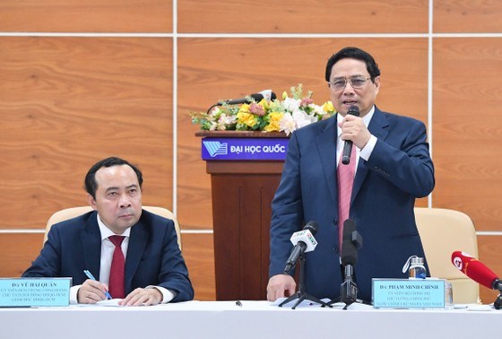 Thủ tướng Phạm Minh Ch&iacute;nh ph&aacute;t biểu tại buổi l&agrave;m việc với Đại học Quốc gia TPHCM. Ảnh: VIỆT DŨNG
