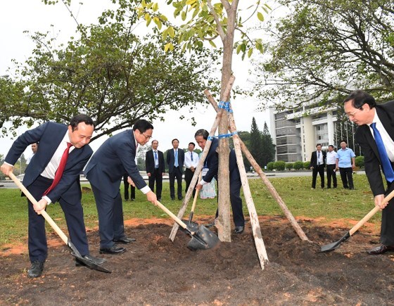 Thủ tướng Phạm Minh Ch&iacute;nh trồng c&acirc;y tại Đại học Quốc gia TPHCM. Ảnh: VIỆT DŨNG