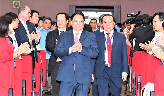 Thủ tướng Phạm Minh Ch&iacute;nh đến dự lễ Khai kh&oacute;a năm 2023 của Đại học Quốc gia TPHCM. Ảnh: VIỆT DŨNG