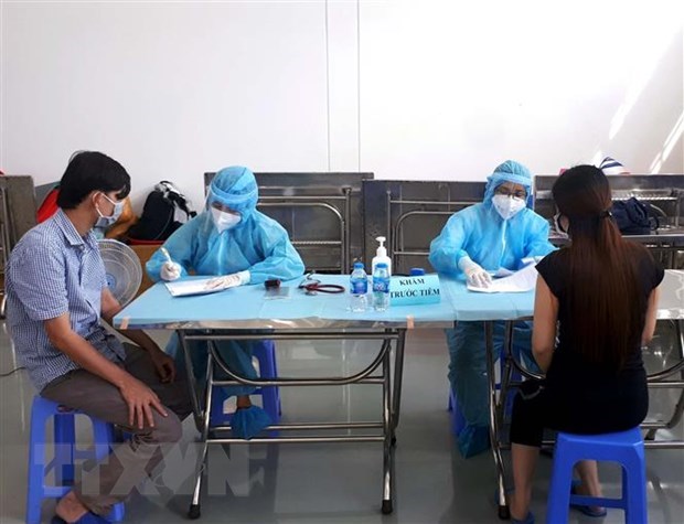 Ti&ecirc;m vaccine cho c&ocirc;ng nh&acirc;n tại Khu chế xuất T&acirc;n Thuận, Th&agrave;nh phố Hồ Ch&iacute; Minh. (Nguồn: TTXVN)