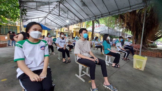 Học sinh tại huyện Củ Chi ngồi chờ ti&ecirc;m vắc-xin ngừa COVID-19