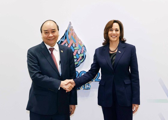 Chủ tịch nước Nguyễn Xuân Phúc gặp Phó Tổng thống Mỹ Kamala Harris tại Hội nghị cấp cao APEC. Ảnh: TTXVN