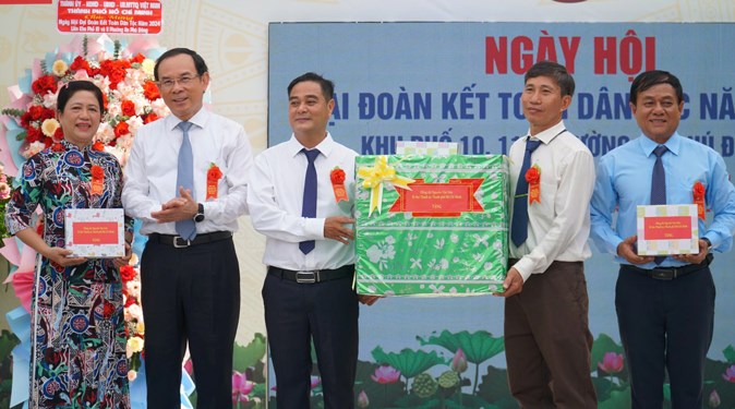 B&iacute; thư Th&agrave;nh ủy TP HCM Nguyễn Văn N&ecirc;n tặng qu&agrave; cho địa phương tại Ng&agrave;y hội Đại đo&agrave;n kết to&agrave;n d&acirc;n tộc khu phố 10 v&agrave; 11, phường An Ph&uacute; Đ&ocirc;ng, quận 12