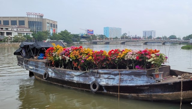 Lễ hội "Tr&ecirc;n bến dưới thuyền" ở quận 8, TP HCM lu&ocirc;n thu h&uacute;t người d&acirc;n v&agrave; du kh&aacute;ch mỗi dịp Tết đến Xu&acirc;n về; Ảnh: NLĐO