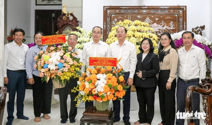 Đo&agrave;n đại biểu tặng hoa ch&uacute;c mừng đến &ocirc;ng Nguyễn Thiện Nh&acirc;n - con trai cố GS.TS Nguyễn Thiện Th&agrave;nh - Ảnh: THẢO L&Ecirc;