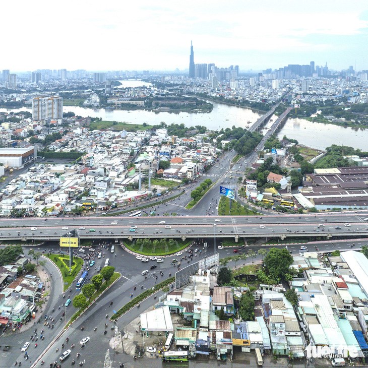 Người d&acirc;n kỳ vọng TP.HCM sớm đầu tư n&acirc;ng cấp mở rộng c&aacute;c cửa ng&otilde; để giao th&ocirc;ng được th&ocirc;ng tho&aacute;ng. Trong ảnh: khu vực sẽ triển khai dự &aacute;n BOT n&acirc;ng cấp mở rộng quốc lộ 13 (điểm đầu tại ch&acirc;n cầu B&igrave;nh Triệu, TP Thủ Đức) - Ảnh: VĂN TRUNG