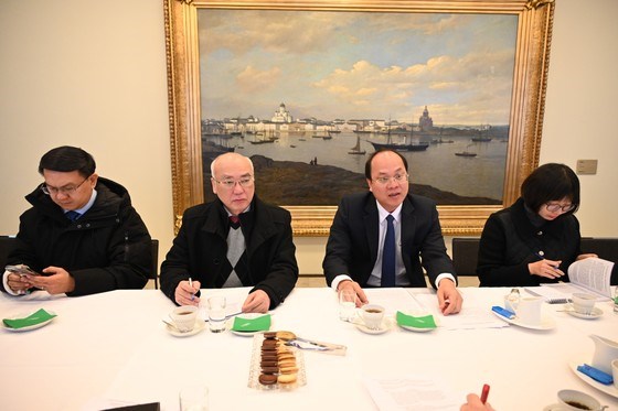 Đồng ch&iacute; Nguyễn Hồ Hải ph&aacute;t biểu tại buổi l&agrave;m việc với Thị trưởng Thủ đ&ocirc; Helsinki &nbsp;