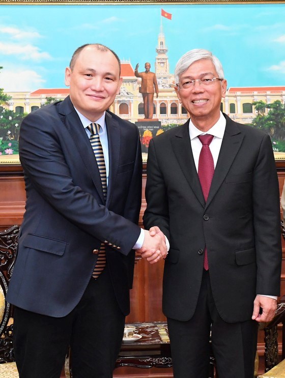 Ph&oacute; Chủ tịch UBND TPHCM V&otilde; Văn Hoan tiếp Đại sứ Kazakhstan tại Việt Nam Kanat Tumysh. Ảnh: VIỆT DŨNG &nbsp;