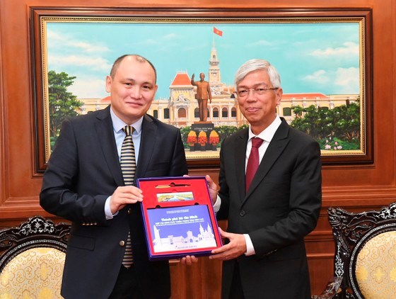 Ph&oacute; Chủ tịch UBND TPHCM V&otilde; Văn Hoan tặng qu&agrave; Đại sứ Kazakhstan tại Việt Nam Kanat Tumysh tại buổi tiếp. Ảnh: VIỆT DŨNG &nbsp;