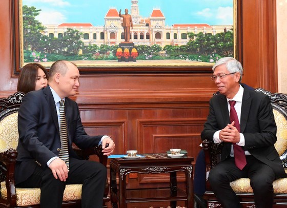 Ph&oacute; Chủ tịch UBND TPHCM V&otilde; Văn Hoan tiếp Đại sứ Kazakhstan tại Việt Nam Kanat Tumysh. Ảnh: VIỆT DŨNG &nbsp;