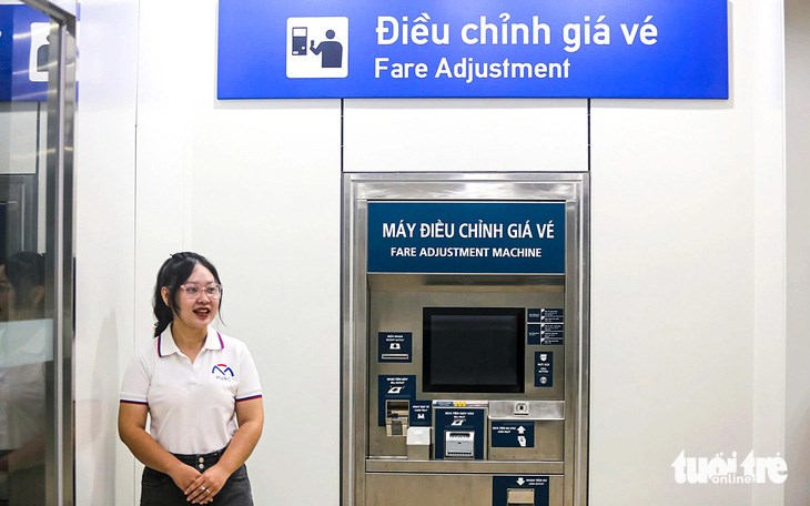 C&aacute;c nh&acirc;n vi&ecirc;n trực ở m&aacute;y b&aacute;n v&eacute;, điều chỉnh gi&aacute; v&eacute; ở ga thuộc tuyến metro số 1 - Ảnh: CH&Acirc;U TUẤN