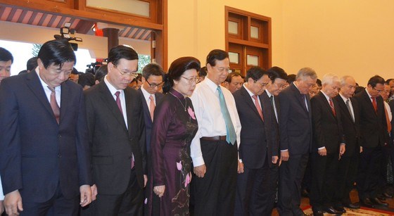Đoàn lãnh đạo, nguyên lãnh đạo Đảng và Nhà nước dành phút mặc niệm tưởng nhớ đồng chí Võ Văn Kiệt