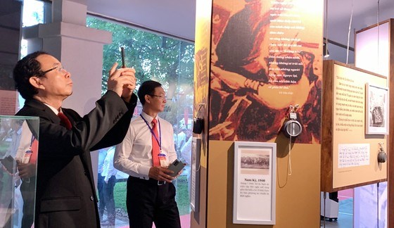 Bí thư Thành ủy TPHCM Nguyễn Văn Nên tham quan và chụp ảnh lưu niệm khi tham quan Nhà trưng bày 