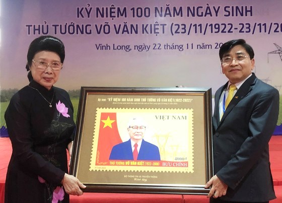 Phu nhân đồng chí Võ Văn Kiệt chụp ảnh lưu niệm tranh tem cùng Chủ tịch HĐTV Tổng Công ty Bưu điện Việt Nam
