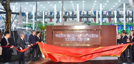 Thủ tướng Phạm Minh Chính cùng các đại biểu thực hiện nghi thức khánh thành Trường THPT Nguyễn Hiếu Tự