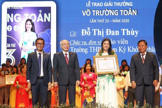 Trưởng Ban Tuy&ecirc;n gi&aacute;o Th&agrave;nh ủy TPHCM&nbsp;Phan Nguyễn Như Khu&ecirc; trao thưởng. Ảnh: HO&Agrave;NG H&Ugrave;NG