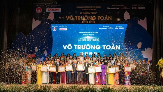 50 nh&agrave; gi&aacute;o được nhận giải thưởng V&otilde; Trường Toản. Ảnh: HO&Agrave;NG H&Ugrave;NG