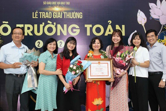 Thầy c&ocirc; gi&aacute;o chụp h&igrave;nh lưu niệm. Ảnh: HO&Agrave;NG H&Ugrave;NG