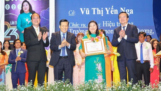 Ph&oacute; B&iacute; thư Th&agrave;nh ủy TPHCM Nguyễn Hồ Hải, Gi&aacute;m đốc Sở GD-ĐT TPHCM L&ecirc; Hồng Sơn, Ph&oacute; Tổng Bi&ecirc;n tập phụ tr&aacute;ch B&aacute;o SGGP Nguyễn Ngọc Anh trao tặng giải thưởng.&nbsp;Ảnh: HO&Agrave;NG H&Ugrave;NG