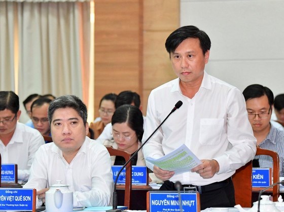 Chủ tịch UBND quận Bình Tân Nguyễn Minh Nhựt kiến nghị nhiều nội dung quan trọng tại buổi làm việc. Ảnh: VIỆT DŨNG