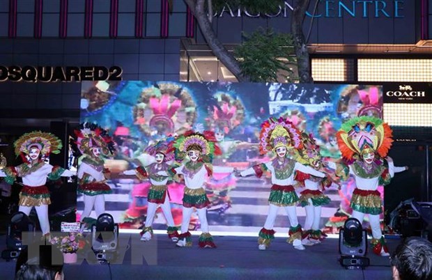 Chương trình biểu diễn nghệ thuật truyền thống khai mạc Lễ hội Ẩm thực Thắm tình hữu nghị khối ASEAN 2022. (Ảnh: Xuân Khu/TTXVN)