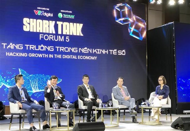 Các chuyên gia, doanh nghiệp tham gia phiên thảo luận tại Shark Tank Forum 2022. (Ảnh: Mỹ Phương/TTXVN)