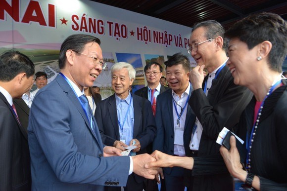 Chủ tịch UBND TPHCM Phan Văn Mãi trao đổi với các đại biểu tại hội nghị. Ảnh: CAO THĂNG