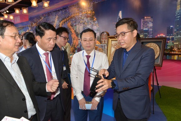 Phó Bí thư Thành ủy TPHCM Nguyễn Văn Hiếu trao đổi với các đại biểu tại hội nghị. Ảnh: CAO THĂNG