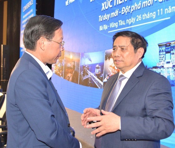 Thủ tướng Chính phủ Phạm Minh Chính trao đổi với Chủ tịch UBND TPHCM Phan Văn Mãi. Ảnh: CAO THĂNG