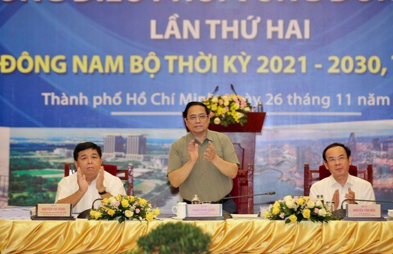Thủ tướng Phạm Minh Ch&iacute;nh chủ tr&igrave; hội nghị, chiều 26-11. Ảnh: DŨNG PHƯƠNG