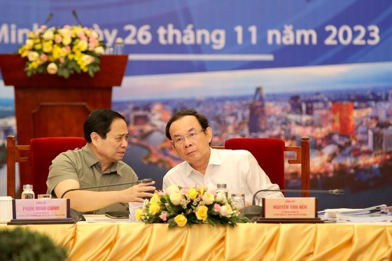Thủ tướng Phạm Minh Ch&iacute;nh trao đổi c&ugrave;ng B&iacute; thư Th&agrave;nh ủy TPHCM Nguyễn Văn N&ecirc;n tại hội nghị, chiều 26-11. Ảnh: DŨNG PHƯƠNG
