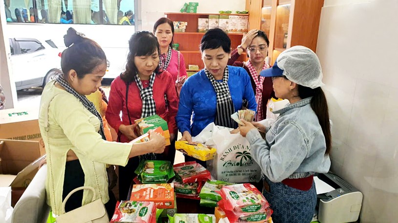 Đo&agrave;n c&ocirc;ng t&aacute;c của Hội LHPN TPHCM tham quan, t&igrave;m hiểu tại cơ sở sản xuất b&aacute;nh dừa Bảo Linh