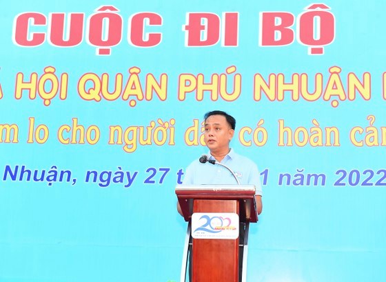Chủ tịch UBND quận Ph&uacute; Nhuận Nguyễn Đ&ocirc;ng T&ugrave;ng ph&aacute;t biểu tại cuộc đi bộ. Ảnh: VIỆT DŨNG