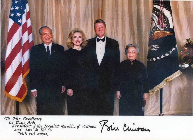 Chủ tịch nước L&ecirc; Đức Anh v&agrave; phu nh&acirc;n chụp ảnh c&ugrave;ng vợ chồng Tổng thống Bill Clinton