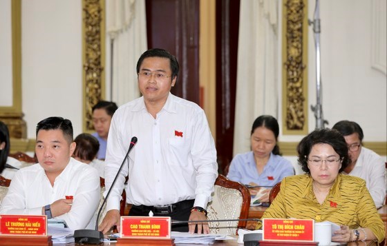 Trưởng Ban Văn hóa - Xã hội, HĐND TPHCM Cao Thanh Bình mở đầu phiên họp bằng 3 câu hỏi liên quan đến hiệu quả quản lý hoạt động quảng cáo. Ảnh: DŨNG PHƯƠNG