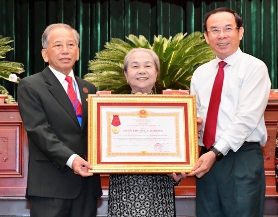 Bí thư Thành ủy TPHCM Nguyễn Văn Nên trao Huân chương Lao động hạng Nhì do Chủ tịch nước tặng Câu lạc bộ Truyền thống kháng chiến TPHCM. Ảnh: VIỆT DŨNG