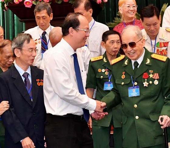 Đồng chí Nguyễn Hồ Hải thăm hỏi Anh hùng Lực lượng vũ trang nhân dân Nguyễn Văn Tàu (Tư Cang). Ảnh: VIỆT DŨNG