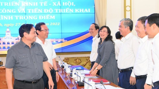 Thủ tướng Phạm Minh Ch&iacute;nh trao đổi c&ugrave;ng c&aacute;c đồng ch&iacute; l&atilde;nh đạo TPHCM. Ảnh: VIỆT DŨNG