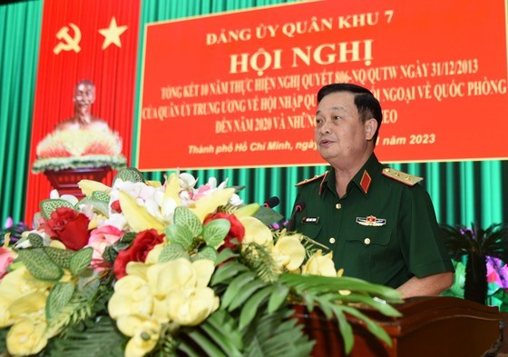 Trung tướng Trần Ho&agrave;i Trung, Ch&iacute;nh ủy Qu&acirc;n khu 7 ph&aacute;t biểu tại hội nghị. Ảnh: TUẤN ANH