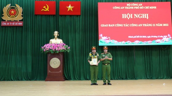 Đại tá Mai Hoàng, Phó Giám đốc Công an TPHCM trao khen thưởng cho tập thể, cá nhân có thành tích xuất sắc