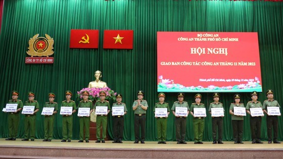Thiếu tướng Lê Hồng Nam, Giám đốc Công an TPHCM trao khen thưởng của UBND TPHCM, Bộ Công an và Giám đốc Công an TPHCM cho tập thể, cá nhân có thành tích xuất sắc