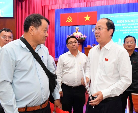 ĐB Nguyễn Hồ Hải trao đổi với cử tri quận 11. Ảnh: VIỆT DŨNG