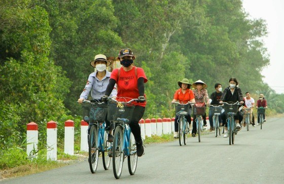 Du kh&aacute;ch trải nghiệm đạp xe tr&ecirc;n tuyến đường L&ecirc; Minh Xu&acirc;n, huyện B&igrave;nh Ch&aacute;nh