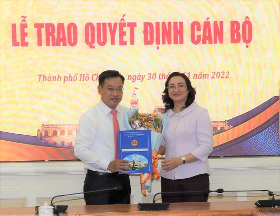 Phó Chủ tịch UBND TPHCM Phan Thị Thắng trao quyết định cho đồng chí Hà Ngọc Sơn